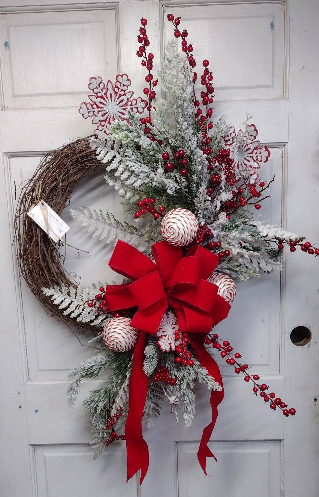 W105 - Winter Wreath with Red & White Snowflakes & Balls