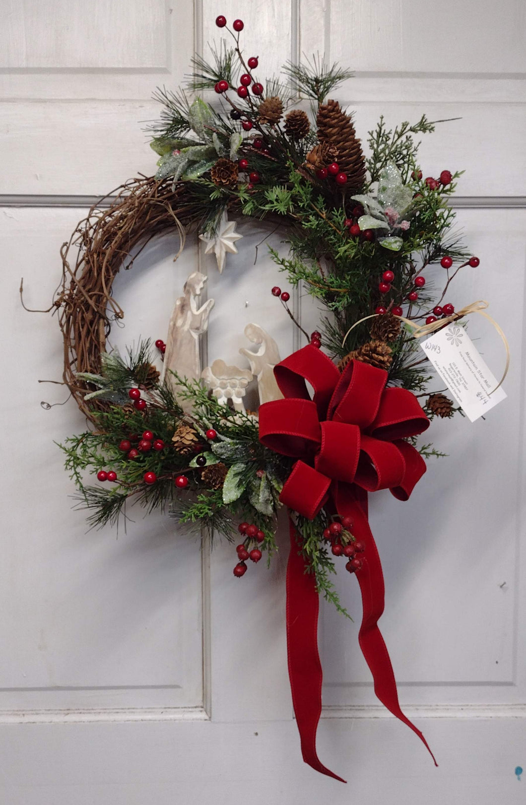 W143 - Winter Wreath with Nativity